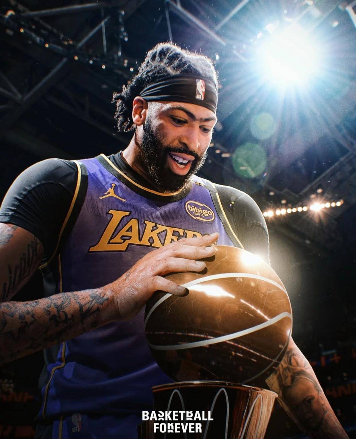 九游娱乐-浓眉哥连续二十场比赛得分超过夺冠，老鹰不断突破！